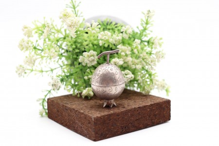 Caixa de comprimidos em prata em forma de romã com gravados